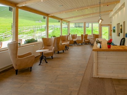 Familienhotel - Umgebungsschwerpunkt: Strand - Keutschach - Neuer Rezeptionsbereich mit wunderschönem Panoramablick - Familienhotel Schneekönig