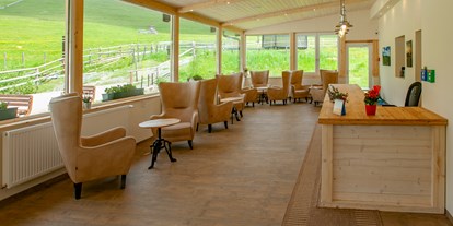 Familienhotel - Kinderwagenverleih - Döbriach - Neuer Rezeptionsbereich mit wunderschönem Panoramablick - Familienhotel Schneekönig
