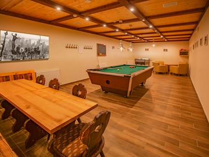 Familienhotel - Spielplatz - Österreich - Billiardtisch und Tischfußball - Familienhotel Schneekönig