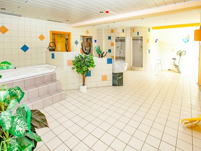 Familienhotel - Pools: Innenpool - Faak am See - Whirlwanne im Wellnessbereich - Familienhotel Schneekönig