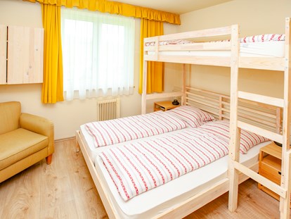 Familienhotel - Umgebungsschwerpunkt: Strand - Österreich - Doppelzimmer Typ "Schneekönig" mit Etagenbett - Familienhotel Schneekönig