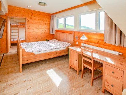 Familienhotel - Umgebungsschwerpunkt: See - Kärnten - Großes Familienzimmer mit zwei sepatarten Zimmern " Typ "Scheefamilien" - Familienhotel Schneekönig