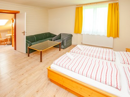 Familienhotel - Preisniveau: günstig - Keutschach - Großes Familienzimmer mit zwei sepatarten Zimmern " Typ "Scheefamilien" - Familienhotel Schneekönig