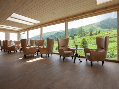 Familienhotel - Reitkurse - Österreich - Wintergarten mit Panoramafenster - Familienhotel Schneekönig