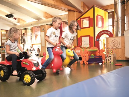 Familienhotel - Skilift - Keutschach - Das Romantik Seehotel Jägerwirt bietet Ihren Kindern ein 200 m² großes Spielparadies, welches Kinderherzen höher schlagen lässt. - Seehotel Jägerwirt