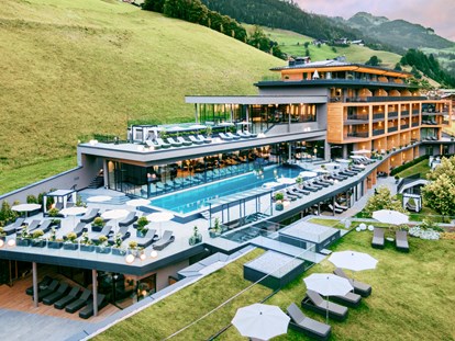 Familienhotel - Pools: Infinity Pool - Gosau - DAS EDELWEISS Salzburg Mountain Resort