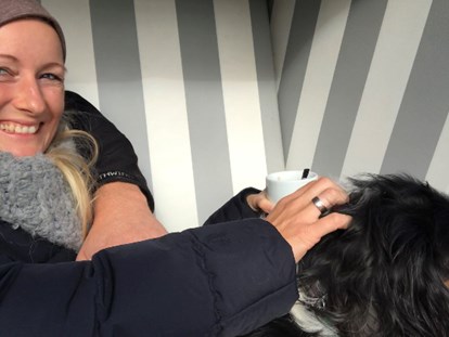 Familienhotel - Babyphone - Deutschland - Hofhund Snoopy kommt immermal mit in einen Strandkorb - Bauer Martin | Ostsee Ferienhof Bendfeldt
