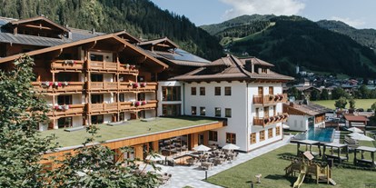 Familienhotel - Pools: Infinity Pool - Gosau - Hotel Tauernhof