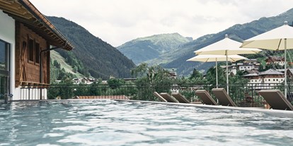 Familienhotel - Pools: Infinity Pool - Dienten am Hochkönig - Hotel Tauernhof