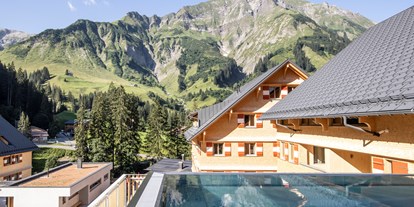 Familienhotel - Pools: Infinity Pool - Ischgl - Berghaus Schröcken Infinitypool - Berghaus Schröcken****  Aparthotel & Spa