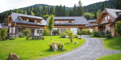 Familienhotel - Ausritte mit Pferden - Faak am See - Außenansicht Sommer  - Trattlers Hof-Chalets