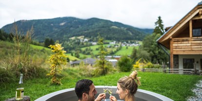 Familienhotel - Umgebungsschwerpunkt: Berg - Döbriach - beheizte Außenwanne mit Panoramablick - Trattlers Hof-Chalets