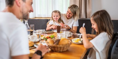 Familienhotel - Preisniveau: exklusiv - Landskron - Frühstücks-Service direkt in ihr Chalet - Trattlers Hof-Chalets