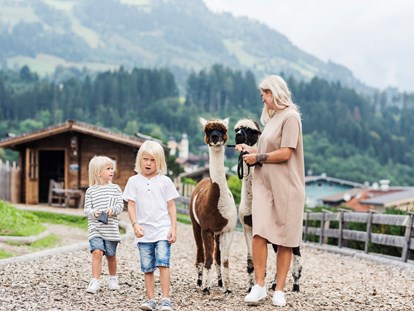Familienhotel - Kinderwagenverleih - Jochberg (Jochberg) - Außenanlage mit Alpakas - Mia Alpina Zillertal Family Retreat