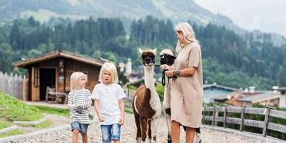 Familienhotel - Schwimmkurse im Hotel - Tiroler Unterland - Außenanlage mit Alpakas - Mia Alpina Zillertal Family Retreat