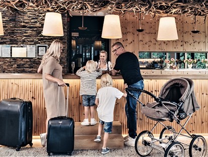 Familienhotel - Verpflegung: alkoholfreie Getränke ganztags inklusive - Rezeption - Mia Alpina Zillertal Family Retreat