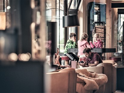 Familienhotel - Umgebungsschwerpunkt: Therme - Lobby Atmosphe - Mia Alpina Zillertal Family Retreat