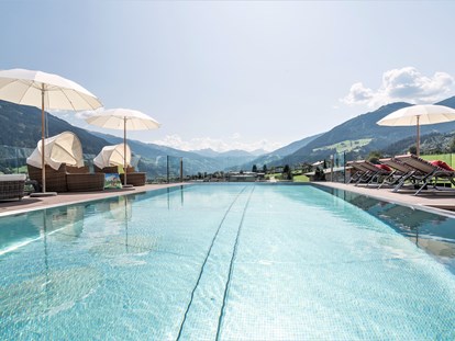 Familienhotel - bewirtschafteter Bauernhof - Österreich - Panorma Pool - Mia Alpina Zillertal Family Retreat