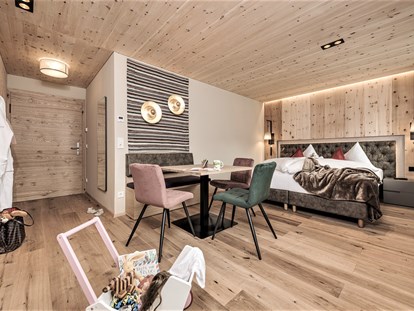 Familienhotel - Umgebungsschwerpunkt: Therme - Oberndorf in Tirol - Zimmer 49er Zirben - Mia Alpina Zillertal Family Retreat