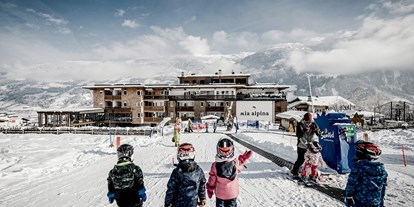 Familienhotel - Schwimmkurse im Hotel - Österreich - Kinderskikurs - Mia Alpina Zillertal Family Retreat