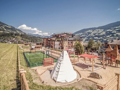 Familienhotel - Verpflegung: alkoholfreie Getränke ganztags inklusive - Spielplatz Hotel - Mia Alpina Zillertal Family Retreat