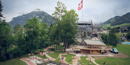 Familienhotel - Garten - Schweiz - Garten mit Kletterturm - Frutigresort Berner Oberland