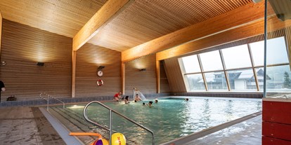 Familienhotel - Pools: Schwimmteich - Schweiz - Hallenbad - Frutigresort Berner Oberland