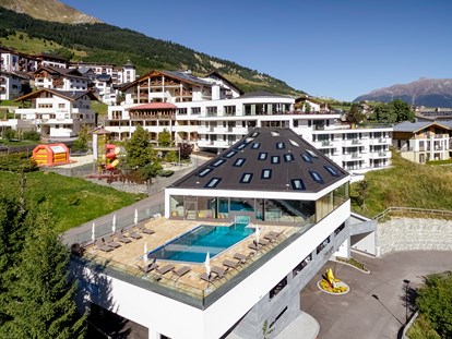 Familienhotel - Pools: Infinity Pool - Mittelberg (Mittelberg) - Hotel Aussenansicht Sommer - Baby- & Kinderhotel Laurentius