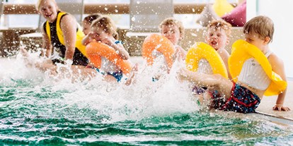 Familienhotel - Teenager-Programm - Fiss - Schwimmkurse finden jede Woche statt - Baby- & Kinderhotel Laurentius