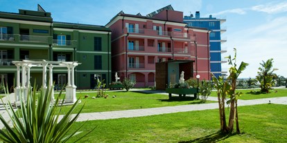 Familienhotel - Schwimmkurse im Hotel - Pietra Ligure - Gartenanlage - AI POZZI VILLAGE FAMILY & WELLNESS HOTEL****