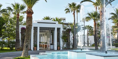 Familienhotel - Pools: Innenpool - Chania - Kreta - Die grünen Gärten des Resorts und ein
wunderschön gestalteter Eingang heißen Sie herzlich Willkommen - Grecotel Creta Palace