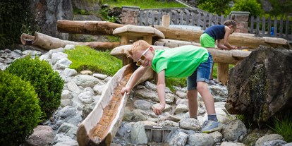Familienhotel - Umgebungsschwerpunkt: Fluss - Tirol - Wasserspiellauf im 20.000m² Abenteuerpark - Alpin Family Resort Seetal