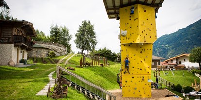 Familienhotel - Spielplatz - Österreich - 8m Kletterturm im 20.000m² Abenteuerpark - Alpin Family Resort Seetal
