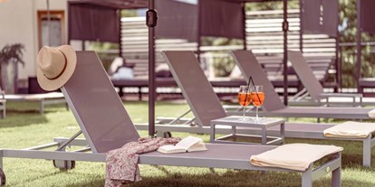 Familienhotel - Schwimmkurse im Hotel - Österreich - Sonnendeck mit Jacuzzi - Alpin Family Resort Seetal