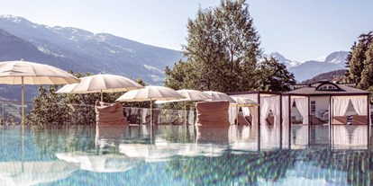 Familienhotel - Garten - Zillertal - Beheizter Infinity Outdoorpool - das ganze Jahr geöffnet - Alpin Family Resort Seetal