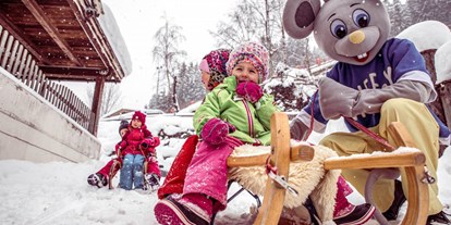 Familienhotel - Kinderbetreuung - Tiroler Unterland - Unser Maskottchen Cheesy ist immer dabei! - Alpin Family Resort Seetal