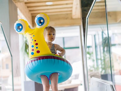 Familienhotel - Babybetreuung - Krün - Schwimmkurse für Anfänger & Fortgeschrittene - Alpin Family Resort Seetal