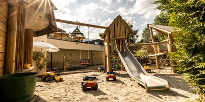 Familienhotel - Schwimmkurse im Hotel - Tiroler Unterland - Sandspielturm am Kleinkinderspielplatz - Alpin Family Resort Seetal