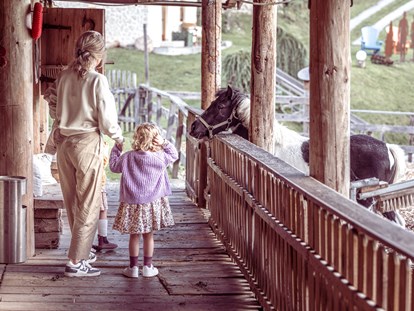 Familienhotel - Kinderwagenverleih - Ellmau - Besuchen Sie jederzeit unseren Streichelzoo - Alpin Family Resort Seetal
