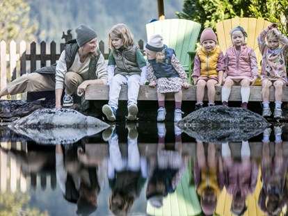 Familienhotel - Kinderbetreuung in Altersgruppen - St. Johann in Tirol - Unser Badeteich mit Floß - Alpin Family Resort Seetal