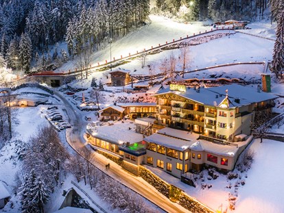 Familienhotel - Pools: Infinity Pool - Fulpmes - Ski in Ski out: urlauben Sie direkt an der Skipiste - Alpin Family Resort Seetal