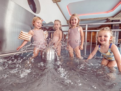 Familienhotel - Kinderbetreuung in Altersgruppen - St. Johann in Tirol - Kinderplanschbecken - Alpin Family Resort Seetal