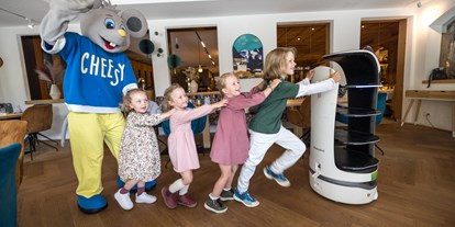 Familienhotel - Skilift - Highlight im Restaurant: unser Service Roboter Cheesy CAT  - Alpin Family Resort Seetal