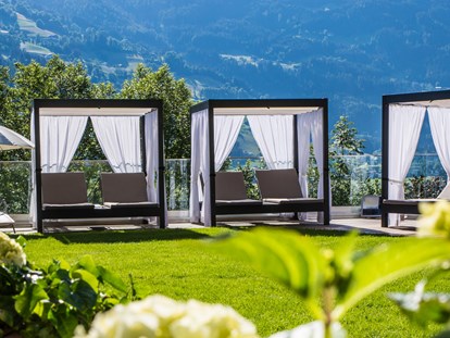 Familienhotel - Wasserrutsche - Fulpmes - Day Beds zum Familien kuscheln - Alpin Family Resort Seetal