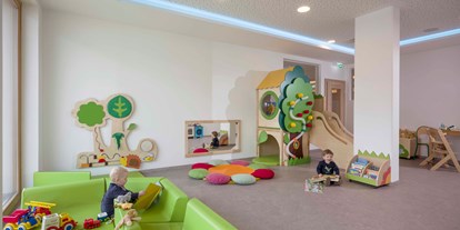 Familienhotel - Schwimmkurse im Hotel - Österreich - BABYCLUB mit Babybetreuung - Alpin Family Resort Seetal