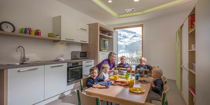 Familienhotel - Kinderbetreuung - Tiroler Unterland - Kindermittagessen, Brot backen, Schoko Pudding... - Alpin Family Resort Seetal