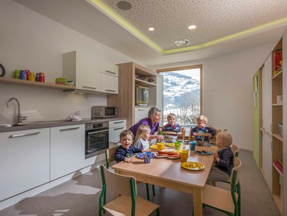 Familienhotel - Umgebungsschwerpunkt: Fluss - Österreich - Kindermittagessen, Brot backen, Schoko Pudding... - Alpin Family Resort Seetal