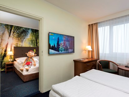 Familienhotel - Umgebungsschwerpunkt: Berg - Erzgebirge - Familienzimmer mit Durchgangstür - AHORN Hotel Am Fichtelberg