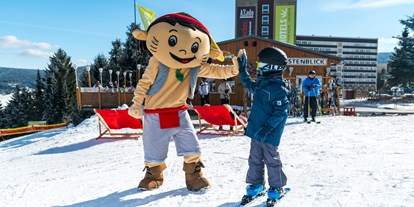 Familienhotel - Teenager-Programm - Erzgebirge - Maskottchen YOKI AHORN beim Skispass auf der Piste. - AHORN Hotel Am Fichtelberg