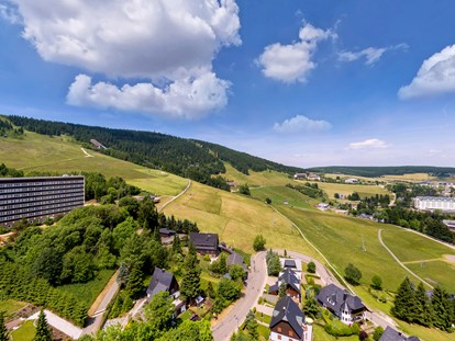 Familienhotel - Suiten mit extra Kinderzimmer - Erzgebirge - Sommeransicht Fichtelberg - AHORN Hotel Am Fichtelberg